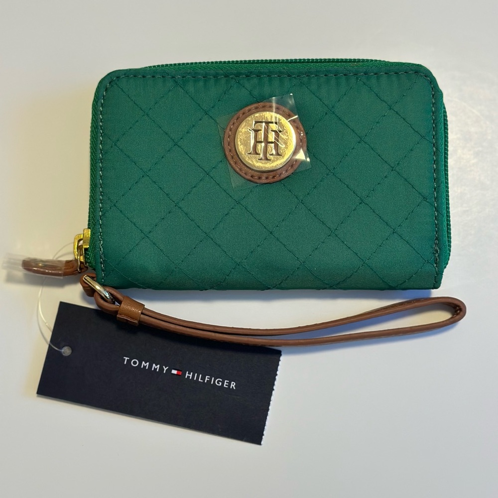 NWT Tommy Hilfiger Quilted Wallet Wristlet